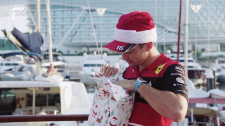 F1ドライバーたちがクリスマスプレゼント交換