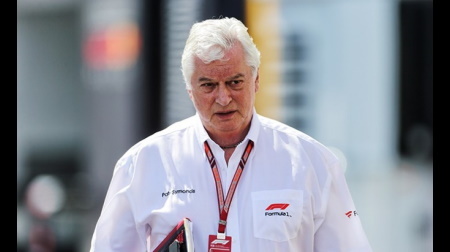 パット・シモンズ、F1離脱の予定を慰留に会い撤回