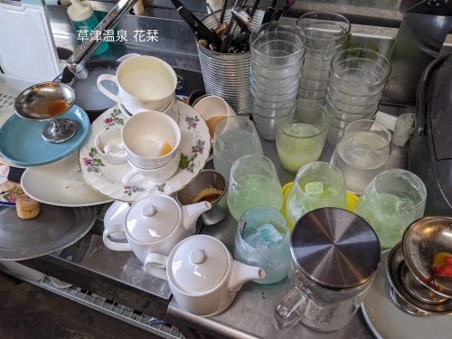 20221204草津温泉カフェ花栞（はなしおり））洗い物