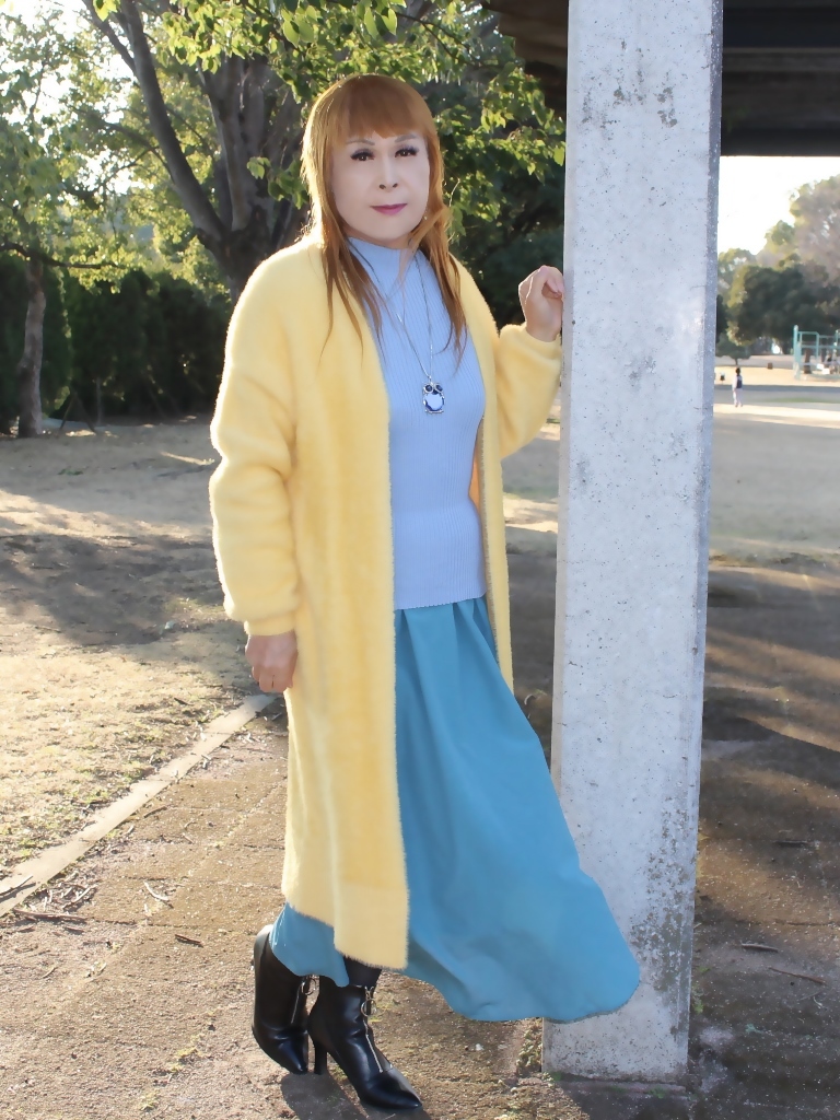 黄色のロングカーディガン水色スカート(3)