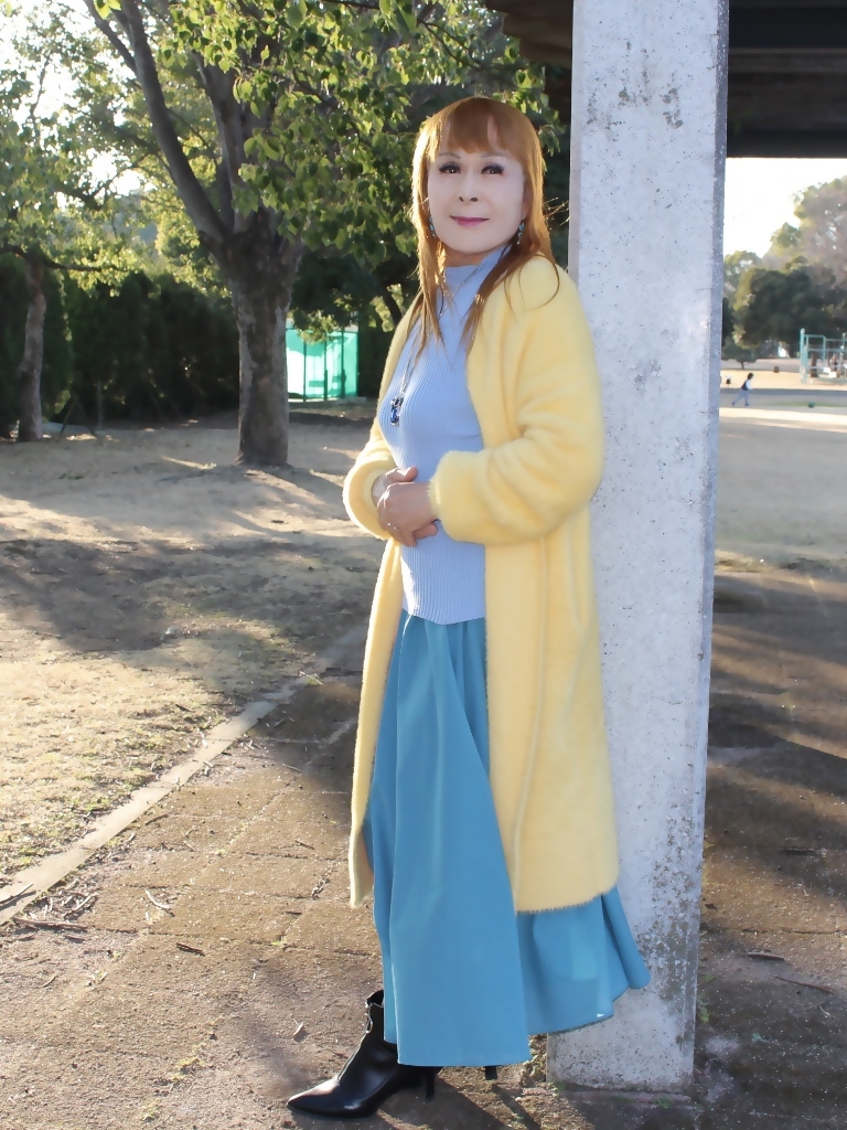 黄色のロングカーディガン水色スカート(5)