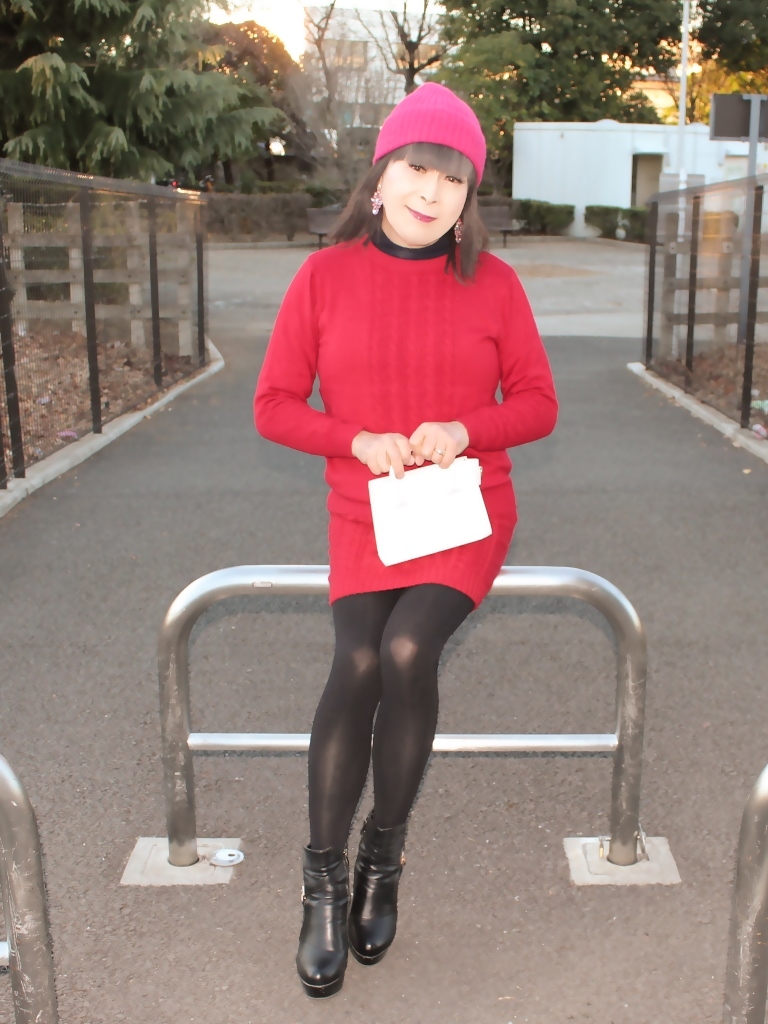 赤いセーターに赤ニットミニスカート(2) - 星野愛(めぐみ)のブログ