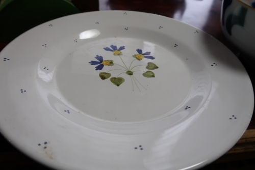 イタリアの青い花の皿