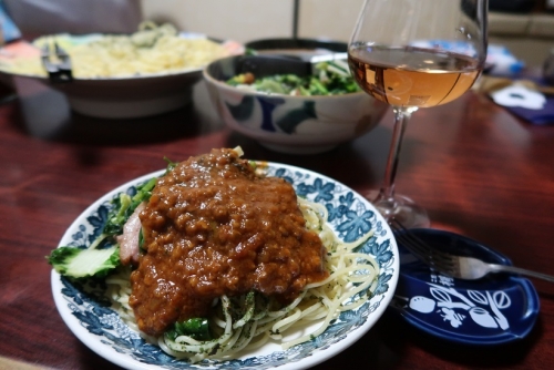 スパゲティミートソース、合鴨燻製と青菜のにんにく炒め、源作ワイン巨峰