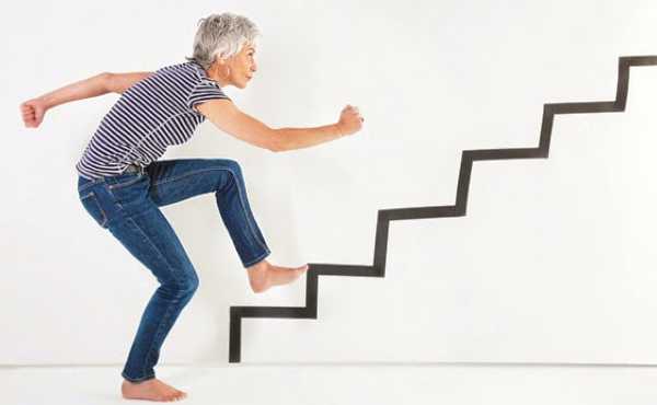 old_woman_climbs_the_stairs_111.jpg
