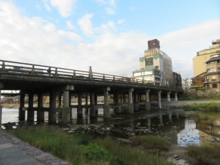京都三条大橋鴨川
