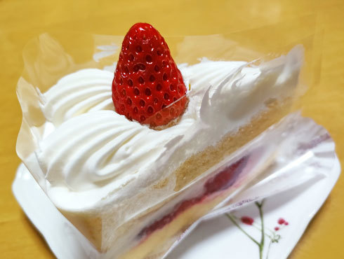 誕生日ケーキ　シャトレーゼ　苺ショート