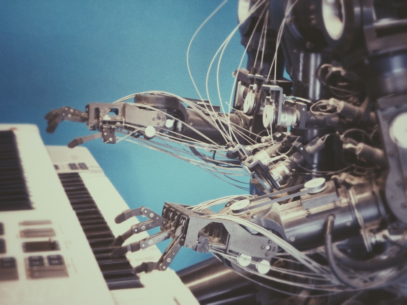 アンドロイドロボットがピアノ弾く