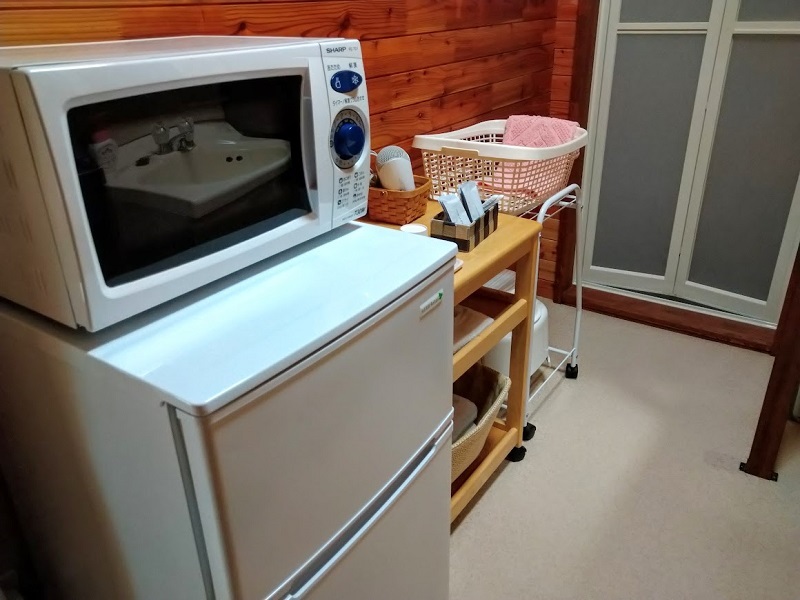 コテージ＿キッチン2冷蔵庫、電子レンジ